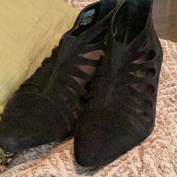 Rockport Black leather suede cut-outs kitty heel zipper in back pointed toes. 7 - Picture 3 of 6